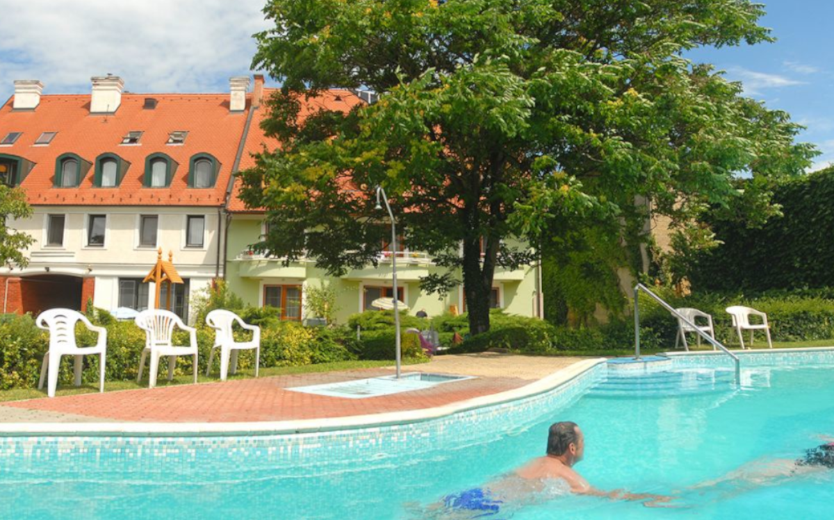 Abbázia Club Hotel Keszthely - kültéri medencében úszás