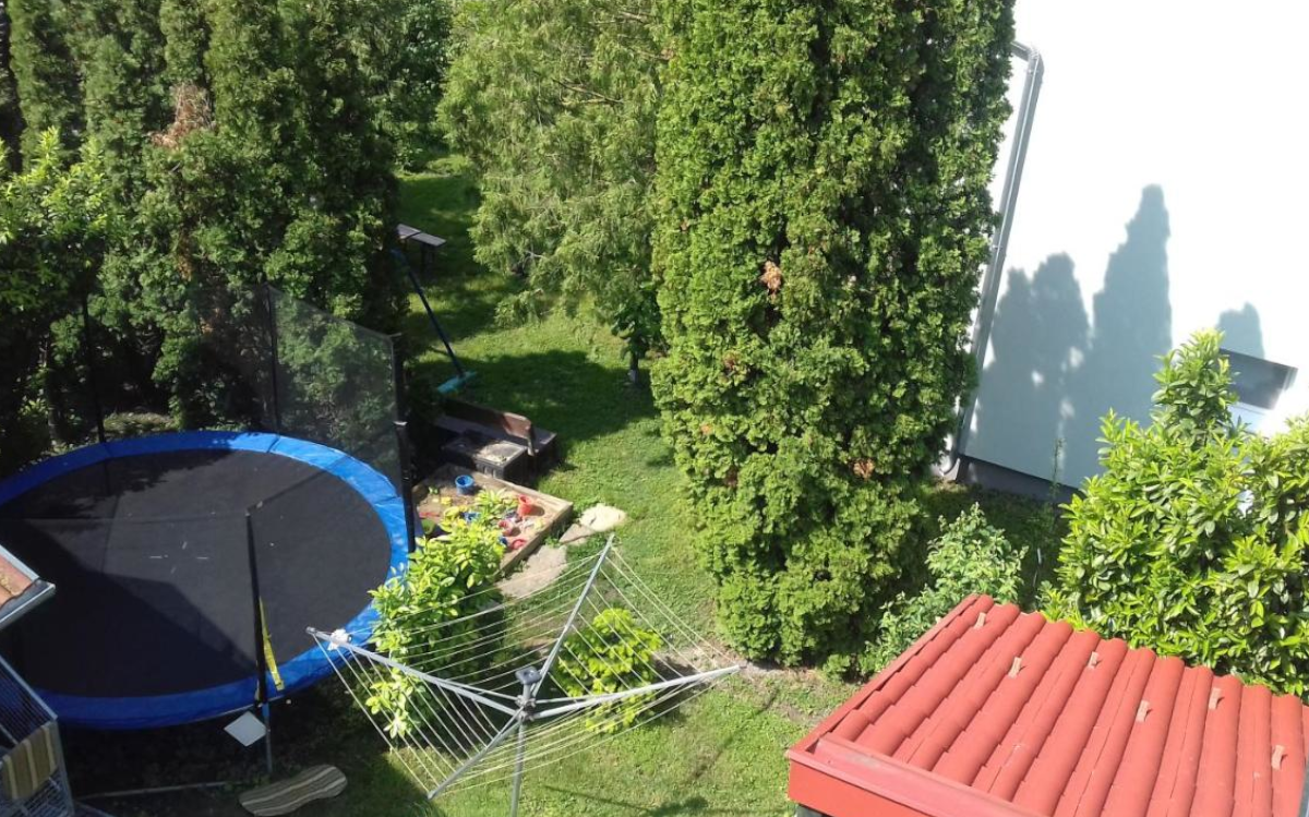 Im hinteren Garten des Active Hostel und Gästehauses gibt es ein Trampolin zur Freude der Großen und Kleinen.
