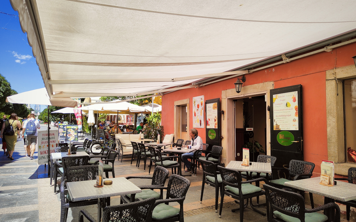 Arco Kávézó teraszán kényelmesen fogyaszthatnak el a vendégek egy hűsítő koktélt a melegben.