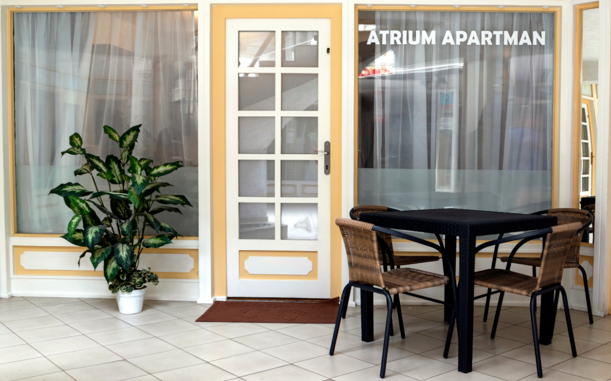 Átrium Apartman bejárata az Átrium üzletházban