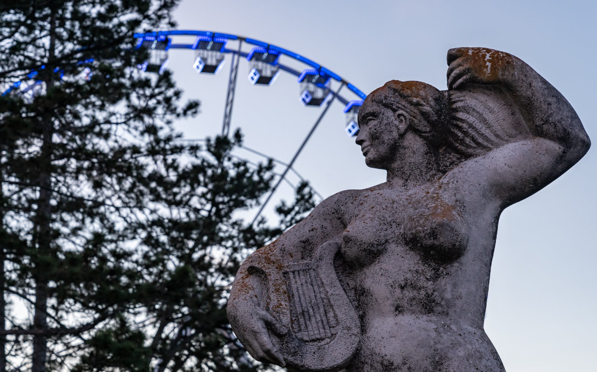 András Kocsis' Statue of Helicon, with the Ferris Wheel in the background.