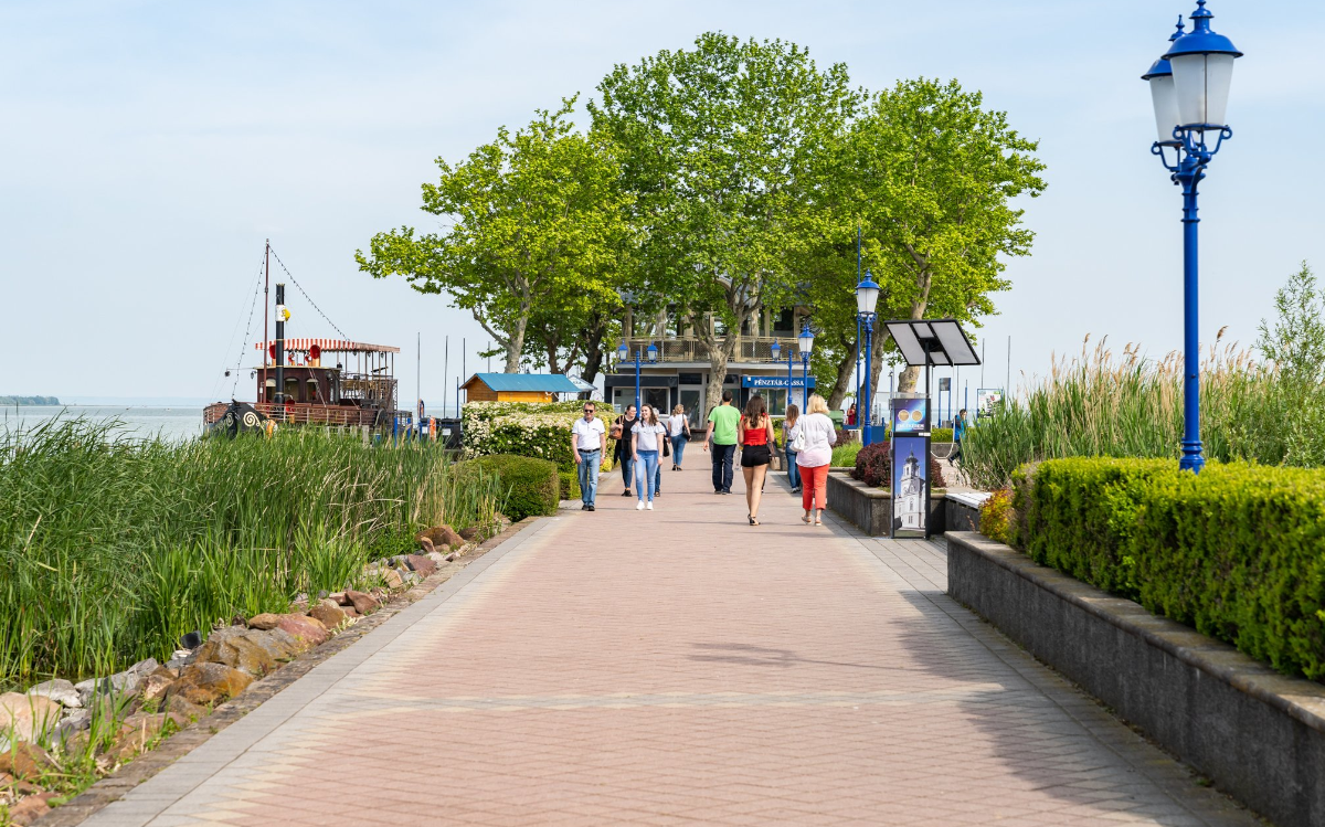The promenade leading to the pier