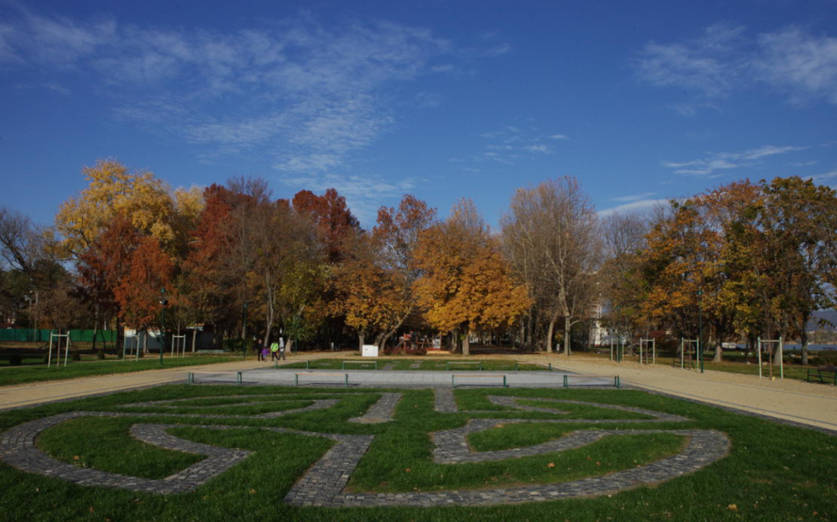 Die Bäume am Ufer des Balaton nehmen Herbstfarben an.