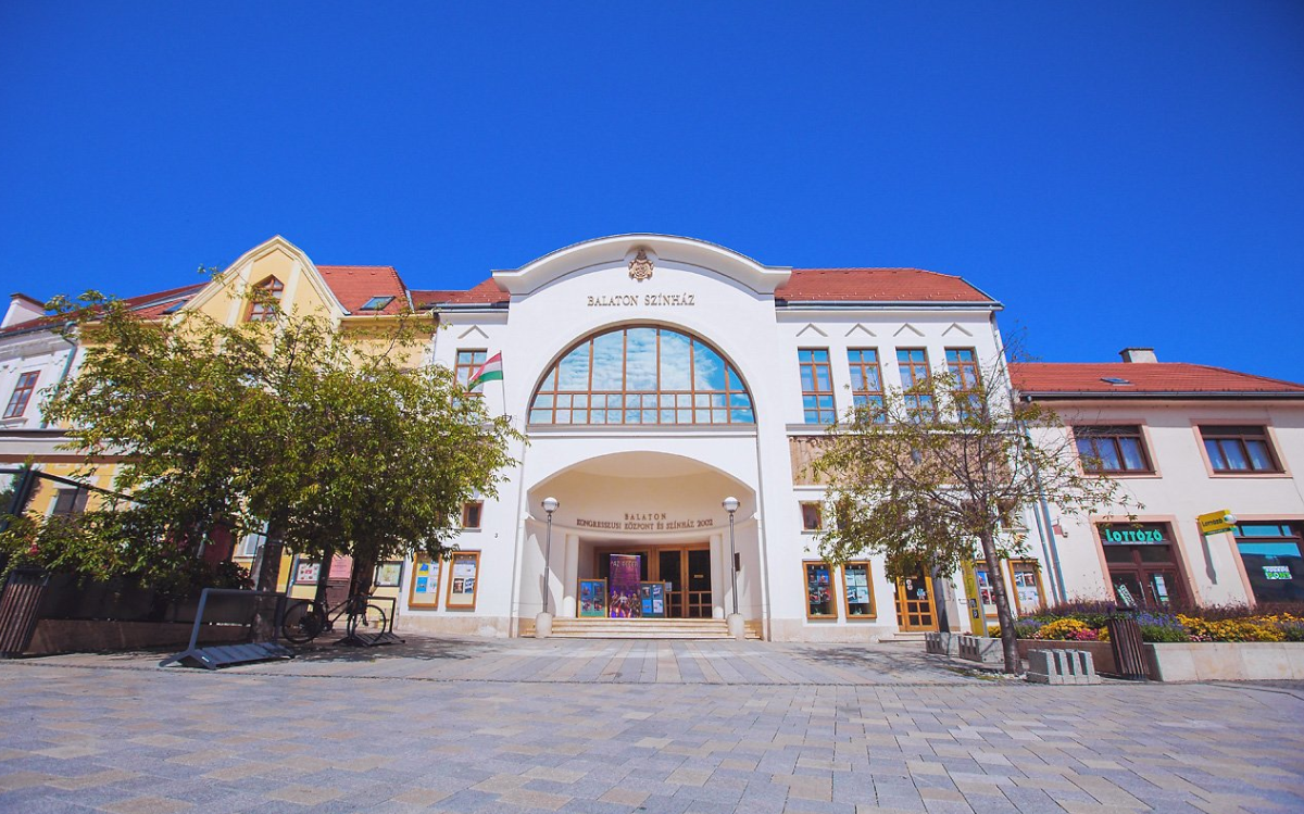 Gebäude des Balaton Theaters