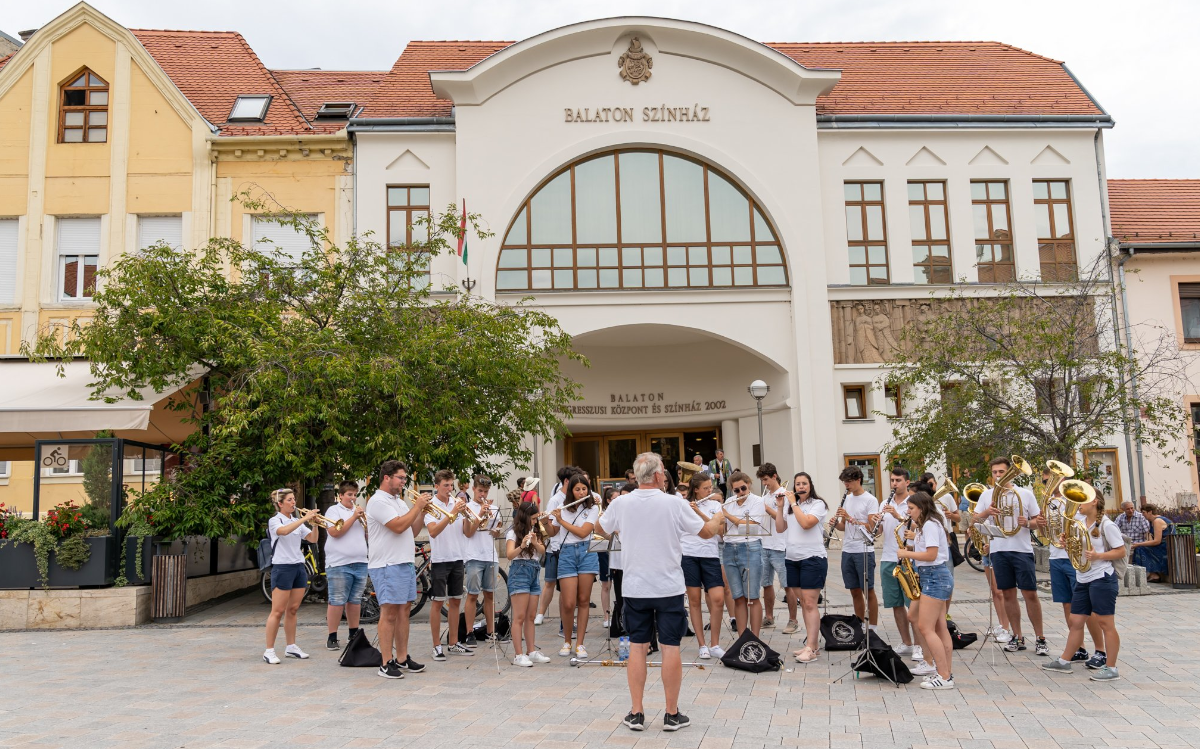 The Zalai Balaton-part Youth Wind Band is playing in front of the Balaton Theatre in Vonyarcvashegy.
