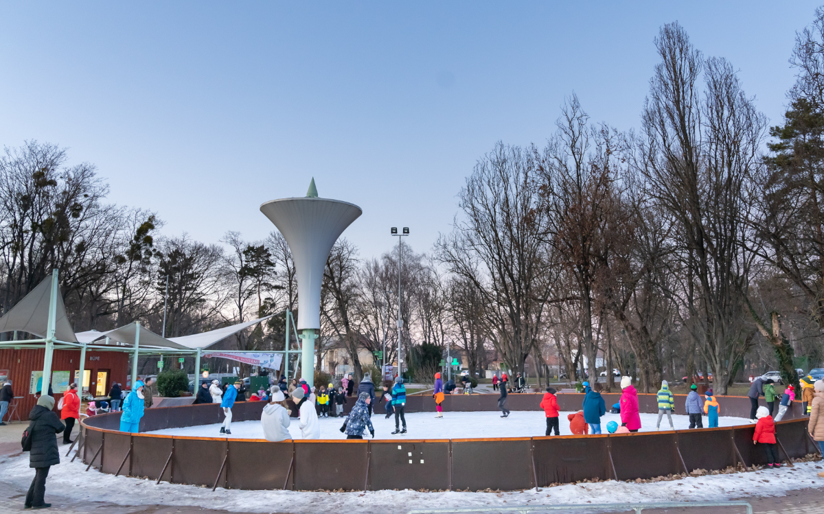 Eislaufbahn im Winter im Energie-Platzn