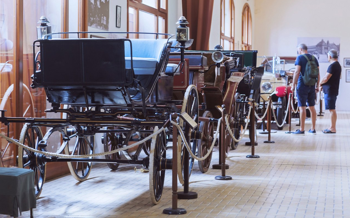 18-19. század főúri életformájához kapcsolódó lóvontatású járművek alkotják főként a kiállítás anyagát