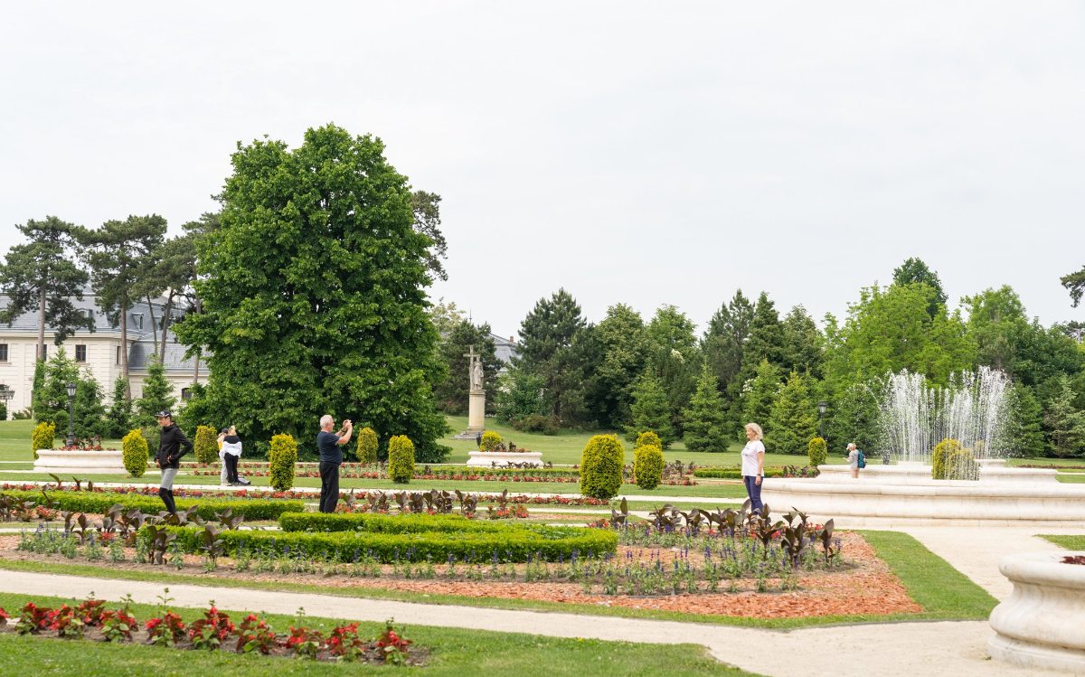 Fountain pond, flowery castle park