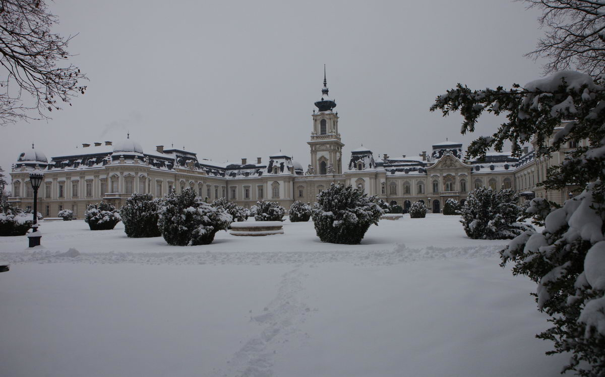 The castle park in winter.n
