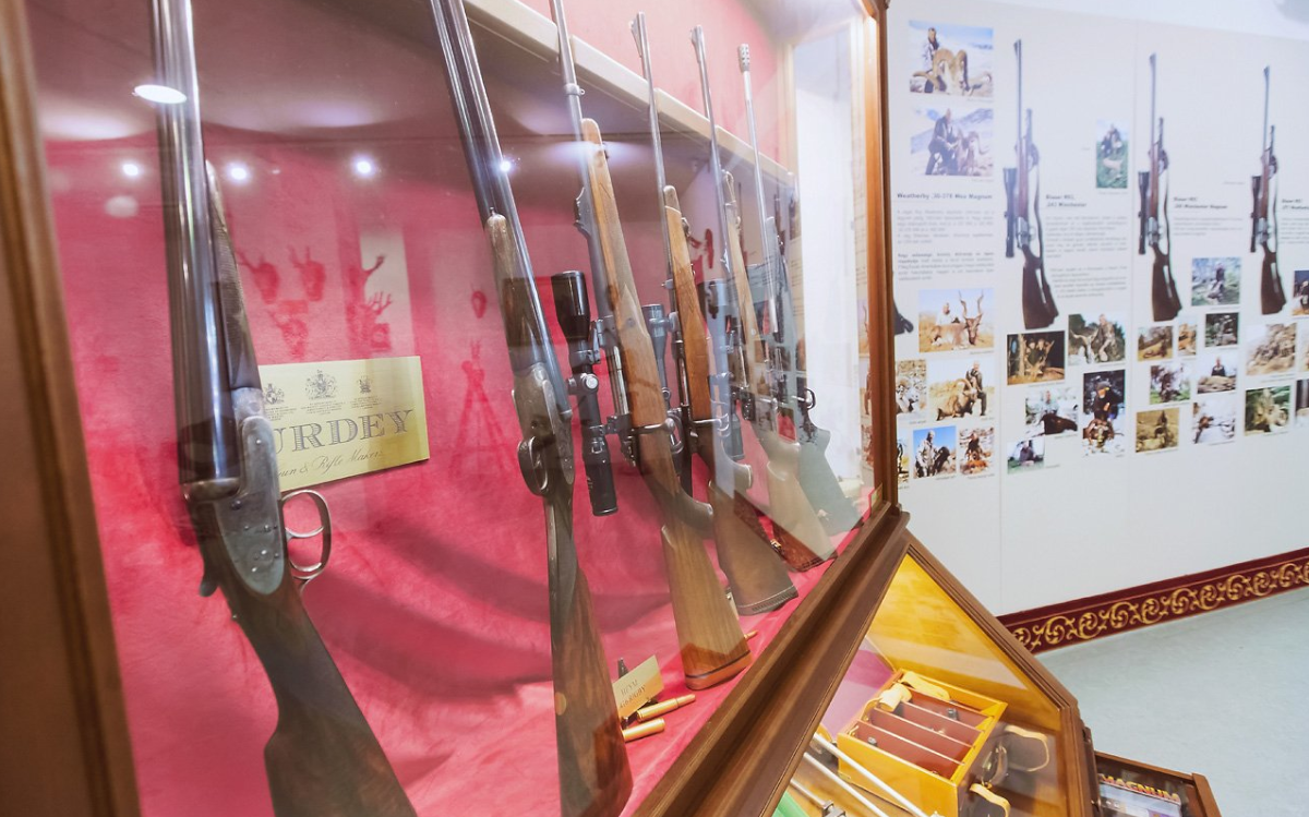 Die Waffen sind auch Teil der Ausstellung.