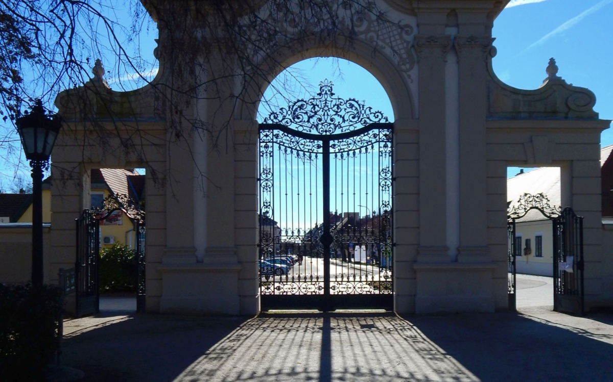 Festetics-kastély kapuja