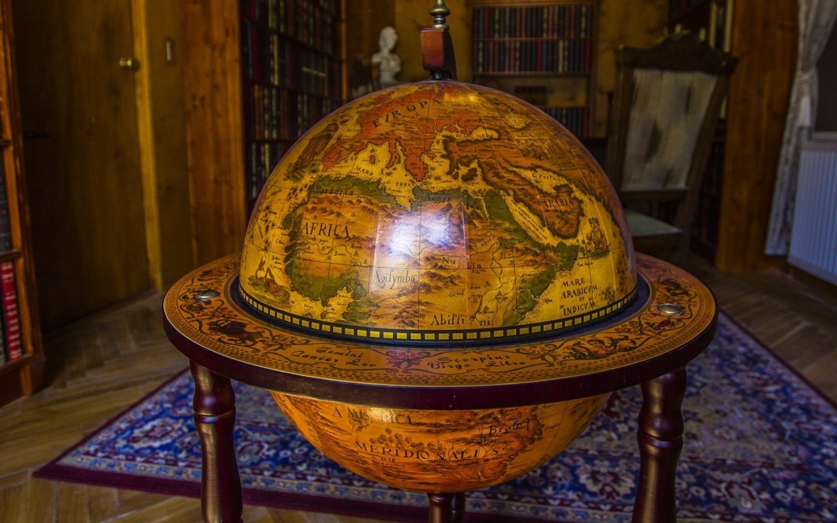 Globe in the Escape Roomn