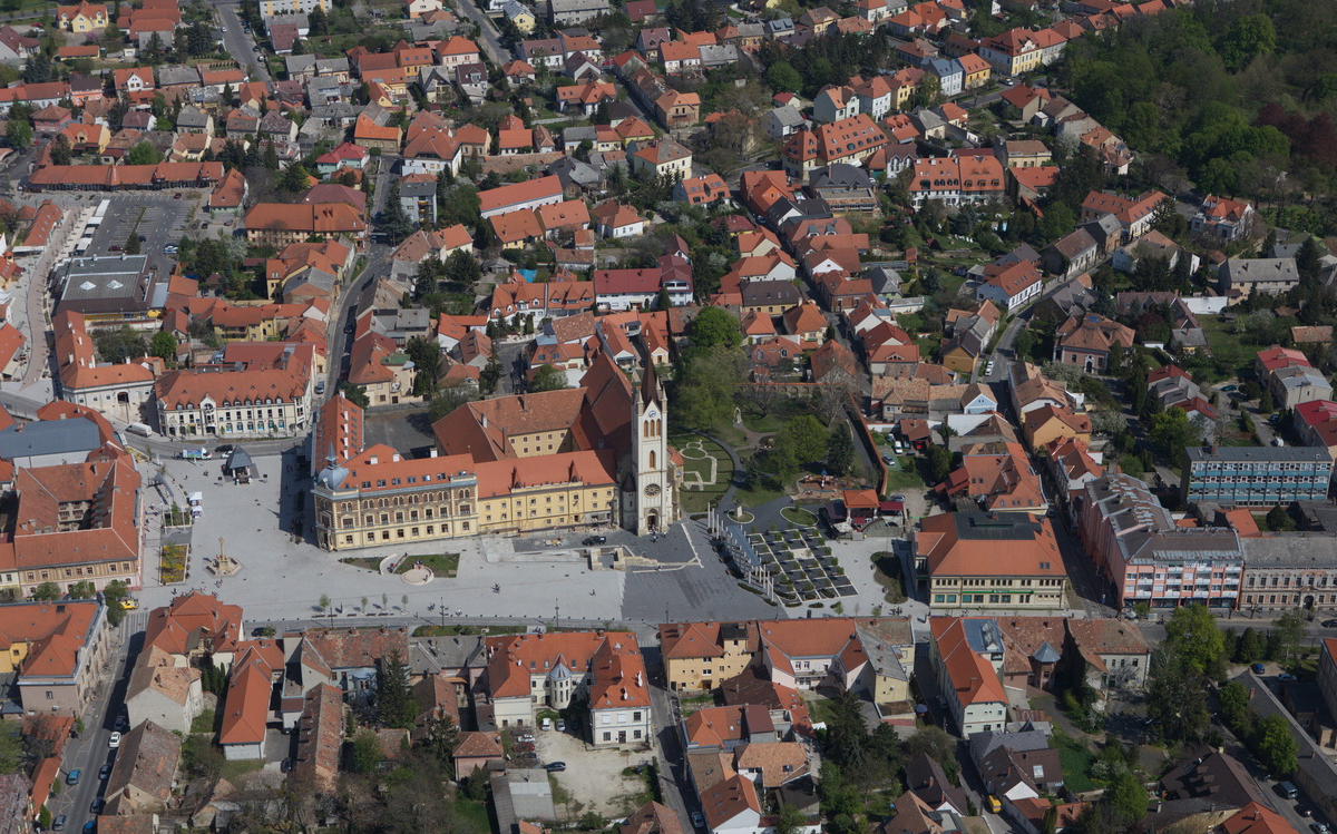 Der Hauptplatz von Keszthely aus der Höhe