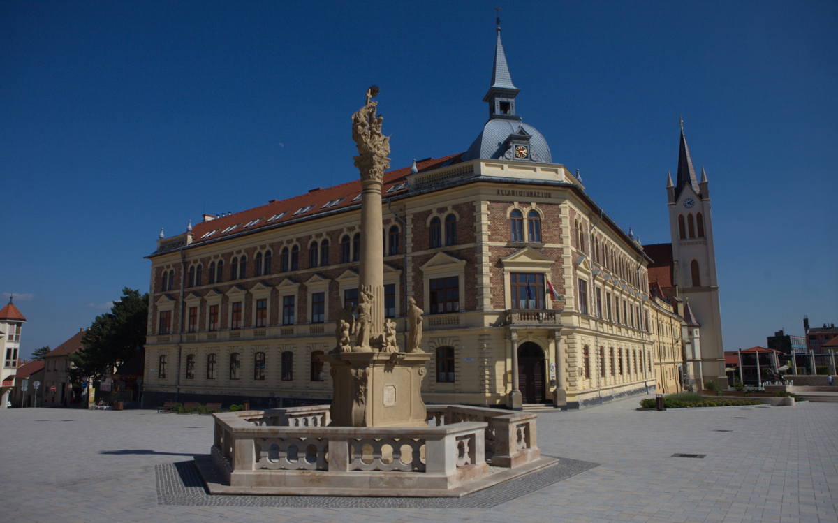 Der Hauptplatz befindet sich im Zentrum von Keszthely, 750 Meter vom Festetics-Schloss entfernt.