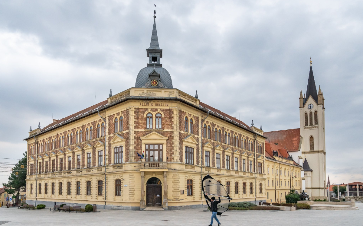 Das Vajda János Gymnasium im Hintergrund der Pfarrei der Großen Mutter der Ungarn.