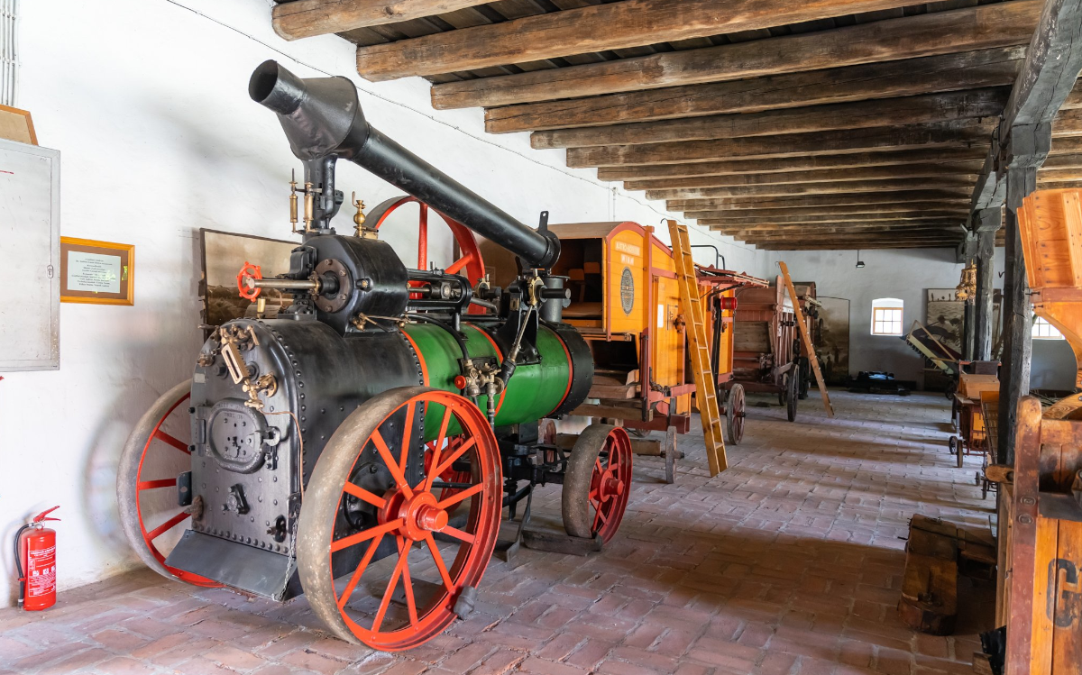 Wir können alte landwirtschaftliche Maschinen im Majormuseum bewundern.n