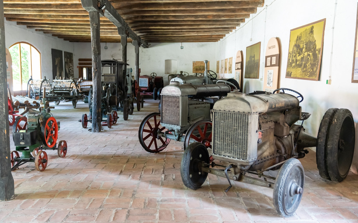 Alte Traktoren ins Museumn