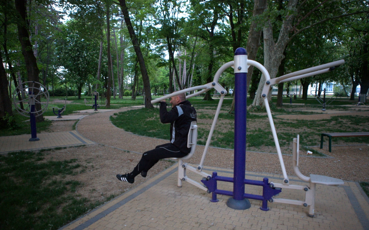 Emelő gyakorlat a Balaton-parti fitness parkban