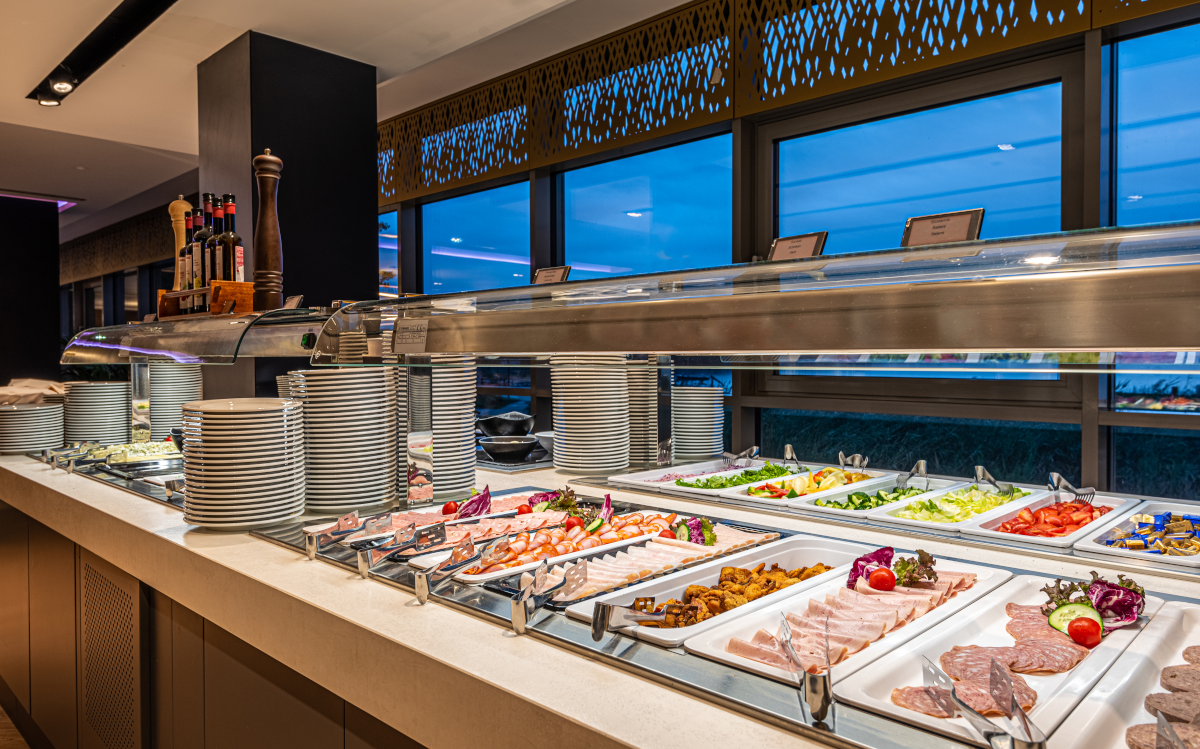 Hotel Helikon Keszthely**** Superior restaurant welcomes its guests with a wide selection of cold cuts in the morning.