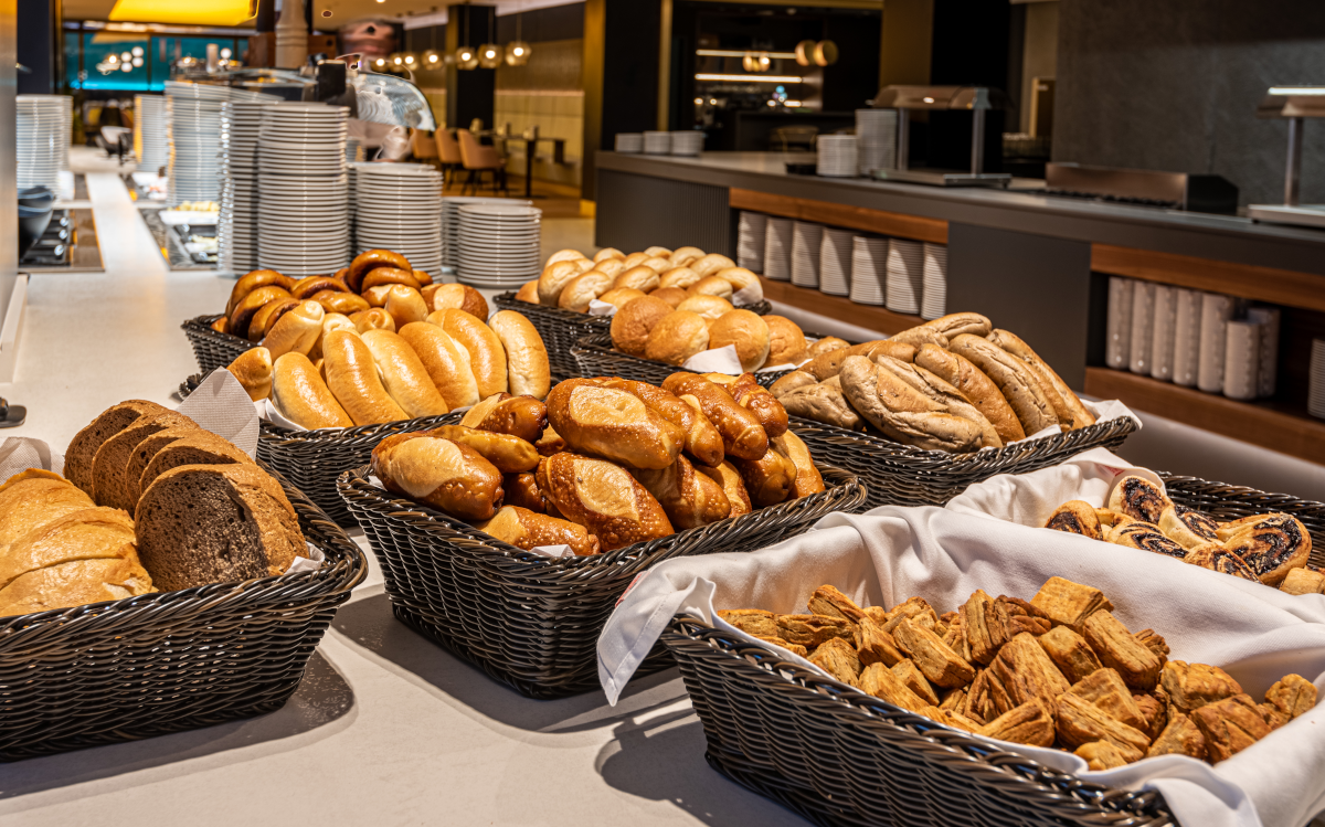 Hotel Helikon Keszthely**** Superior restaurant welcomes its guests with a wide selection of bakery products in the morning.