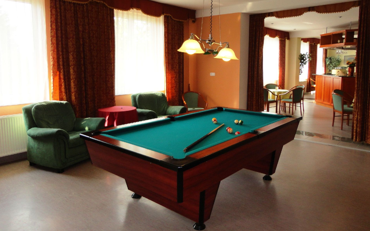 Im Hotel Ovit können die Gäste an einem Billardtisch Spaß haben.