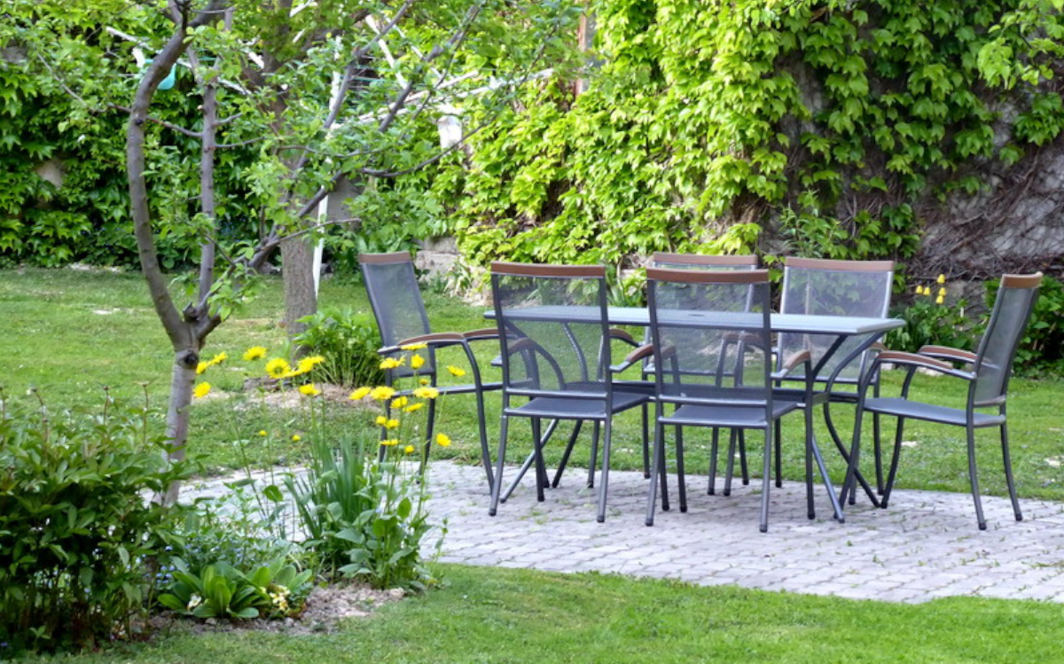 Garten-Tisch des Illés-Gästehauses