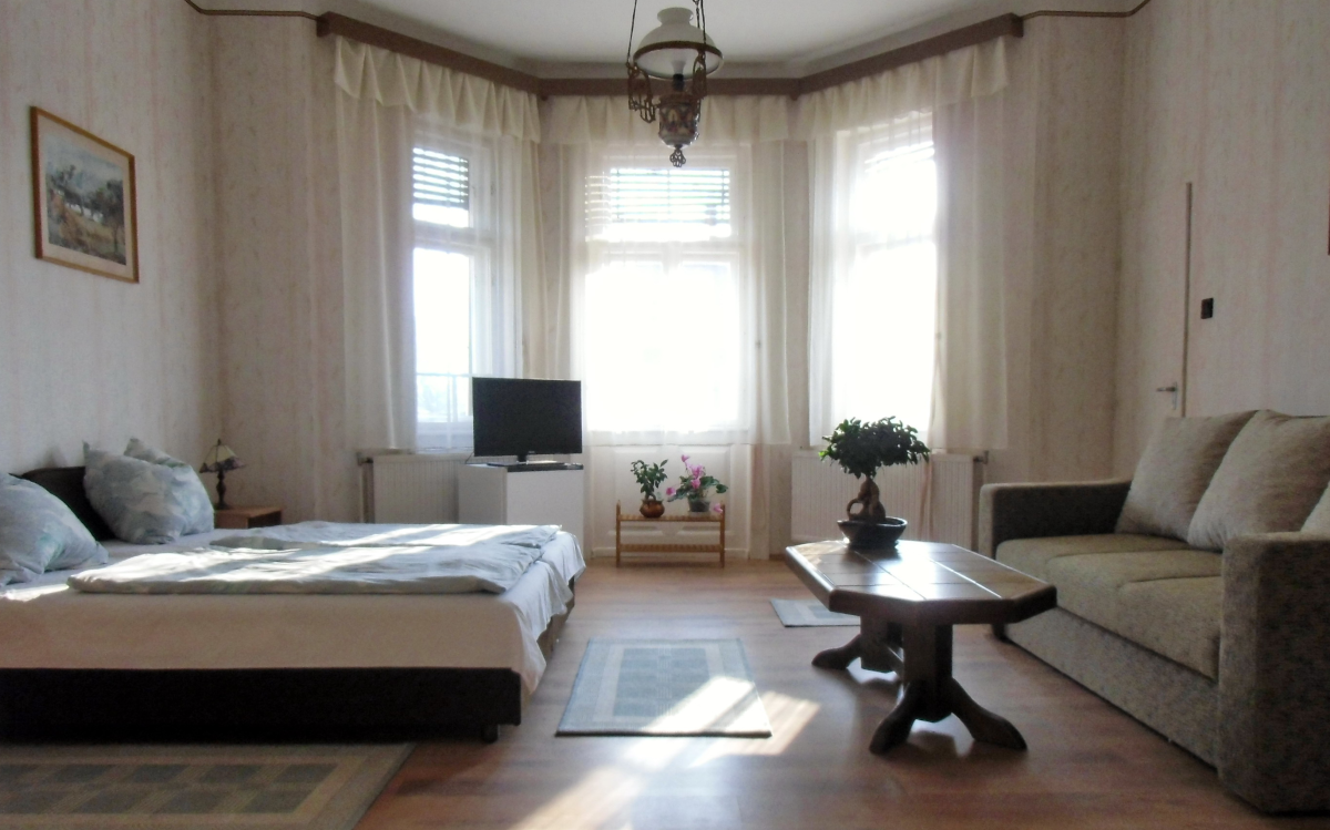 Illés Gästehaus Zimmer mit französischen Betten mit großen Fenstern