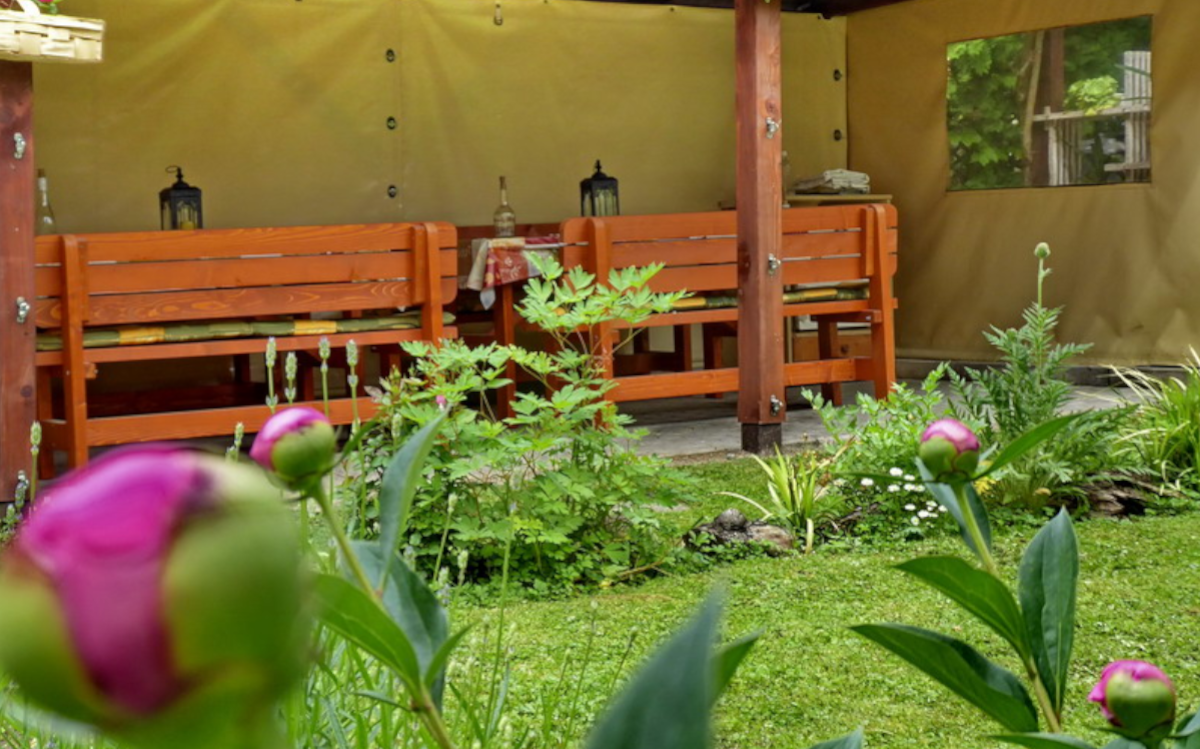 Illés Gästehaus Gartenzelt für regnerische Tage