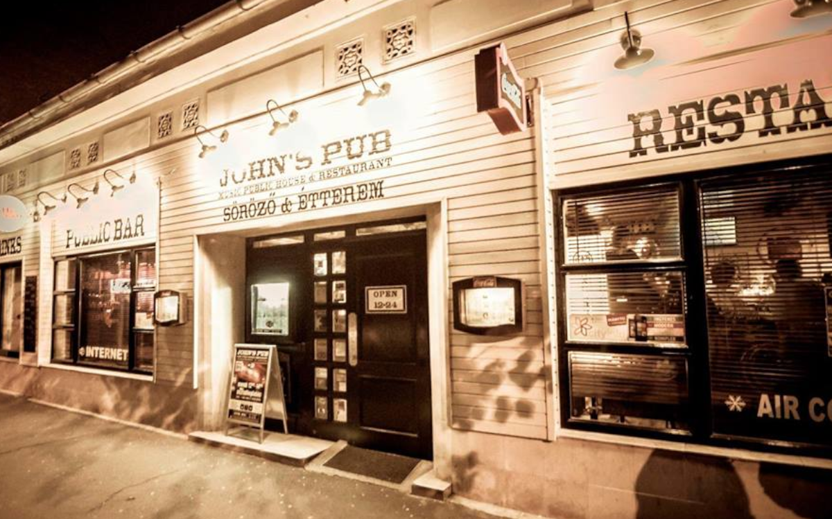 John\'s Pub & Restaurant bejárata a Kossuth utcáról