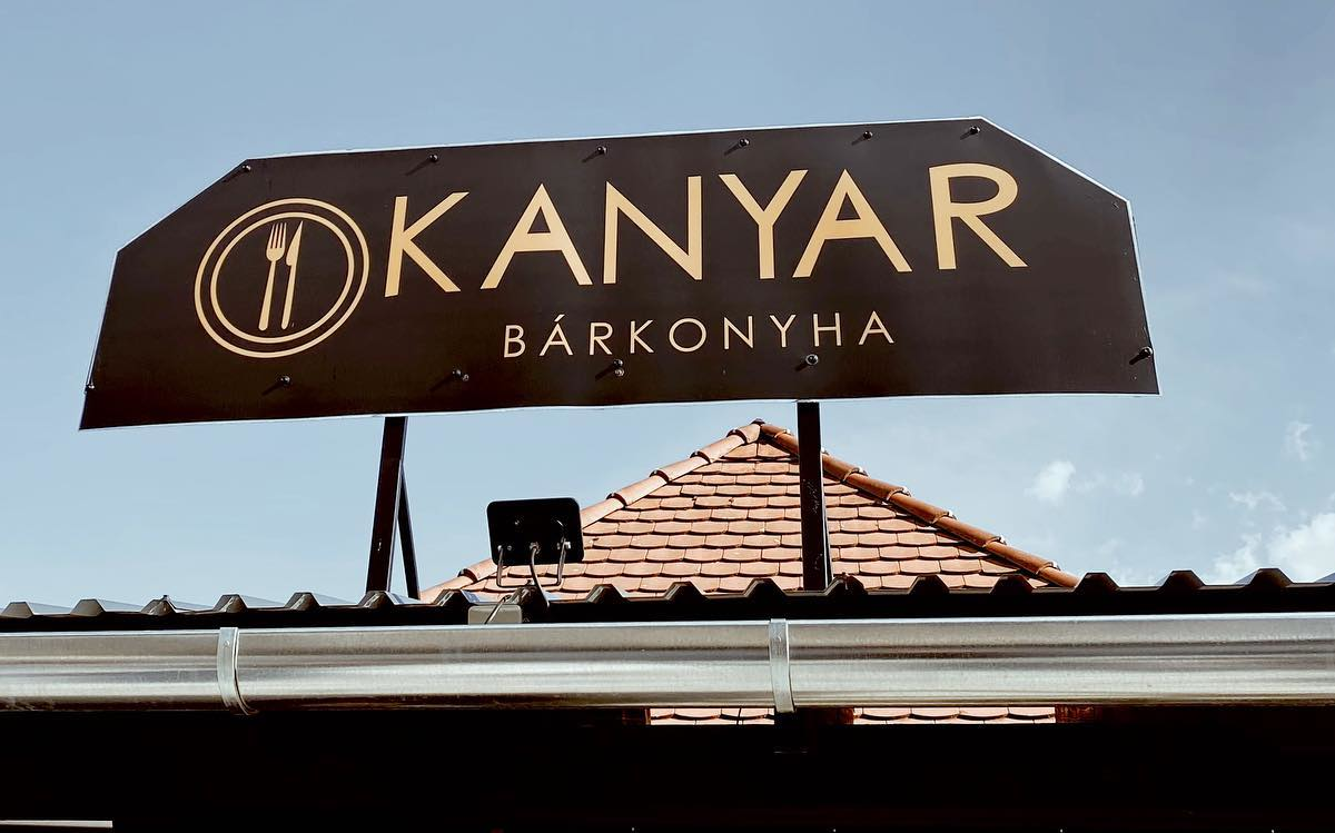Das Schild der Kanyar Bárkonyha hängt über dem Eingang.