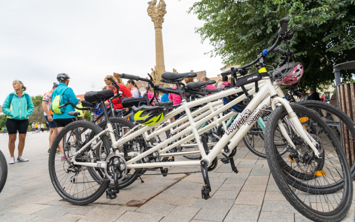 Kerékpáros csoportok előszeretettel választják úti célul Keszthelyt