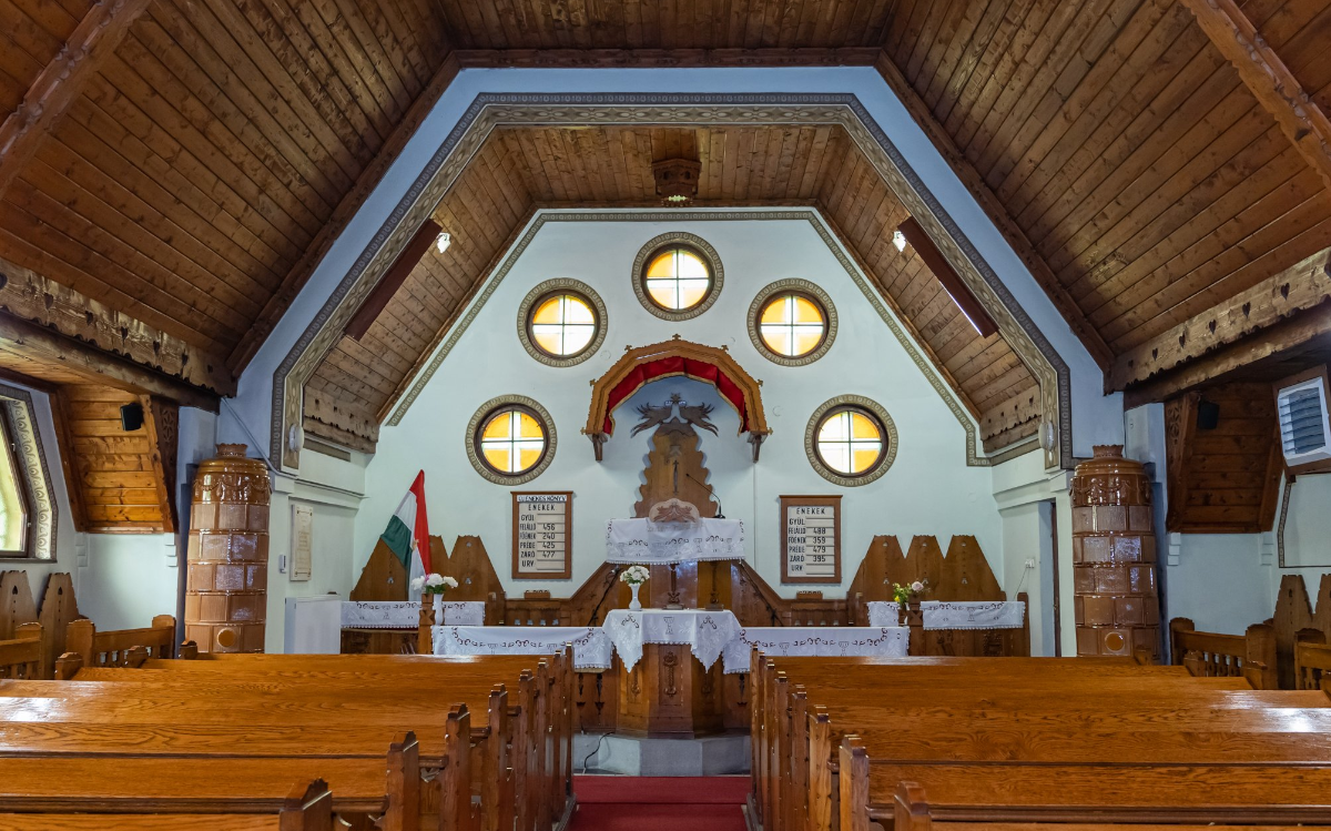 Református templom gyönyörű faszerkezetes belseje