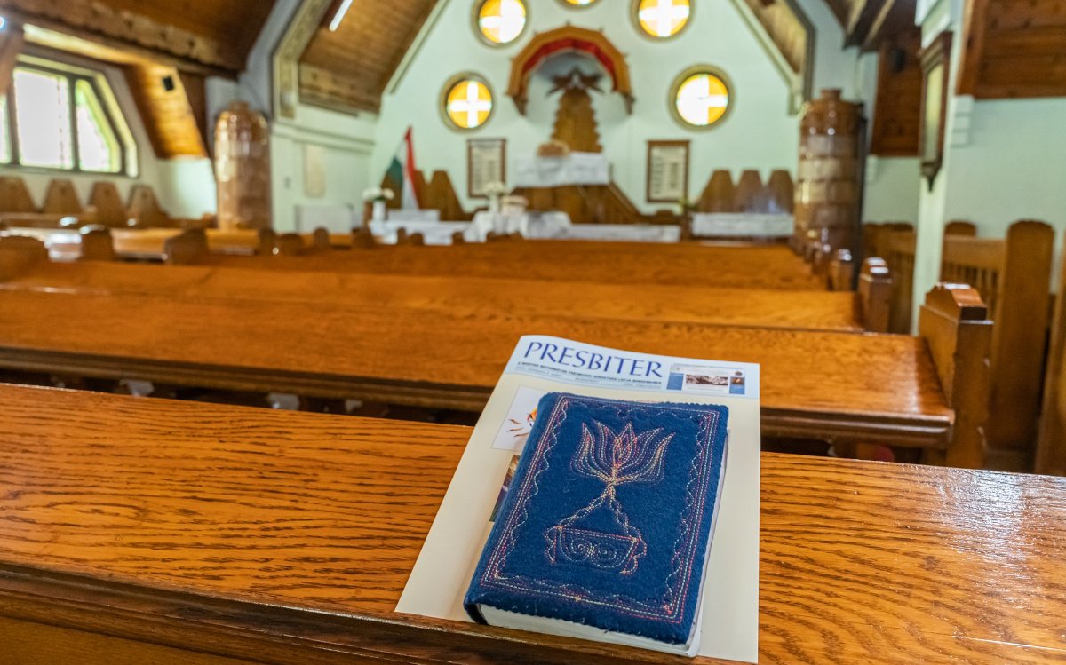 Imakönyv a református templom padján