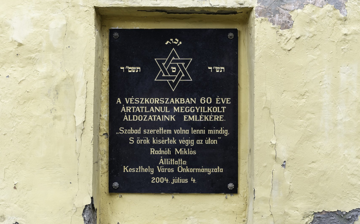 Holokauszt emléktábla a keszthelyi zsinagóga külső falán