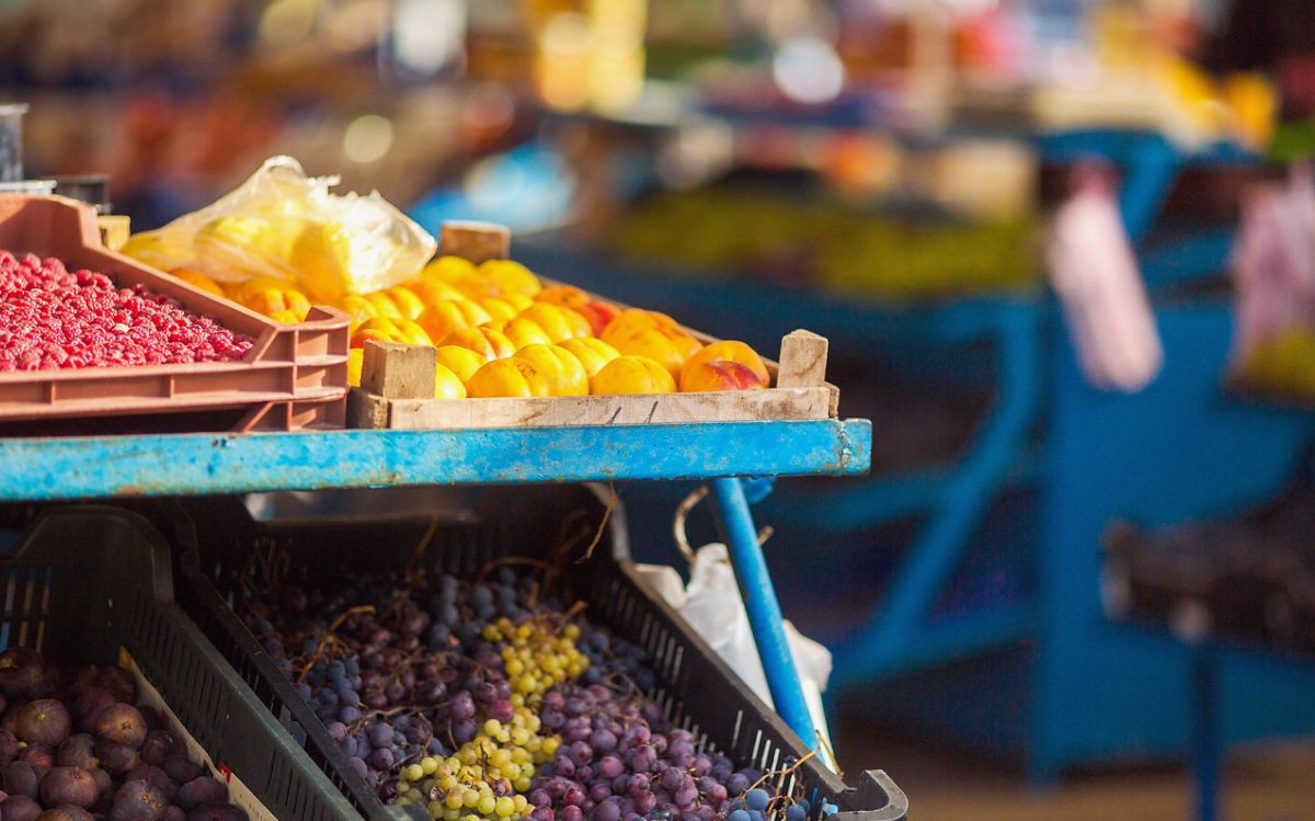 Finom, lédús gyümölcsökkel vannak tele a keszthelyi piac standjai