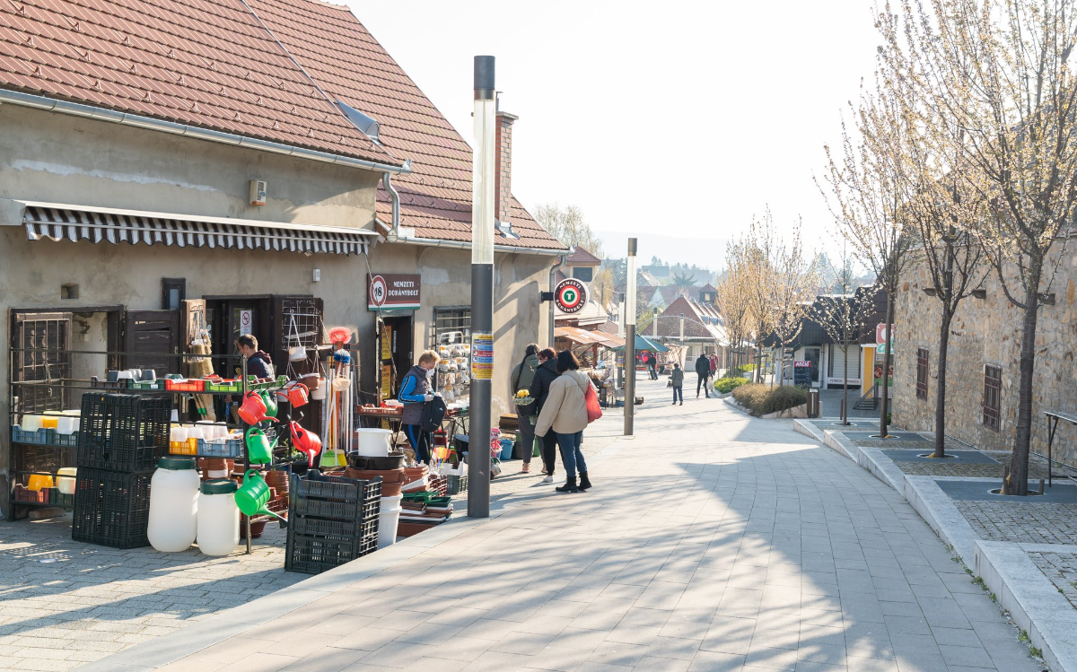 Die kalte Witterung schreckt die Händler auf dem Markt in Keszthely nicht ab.n