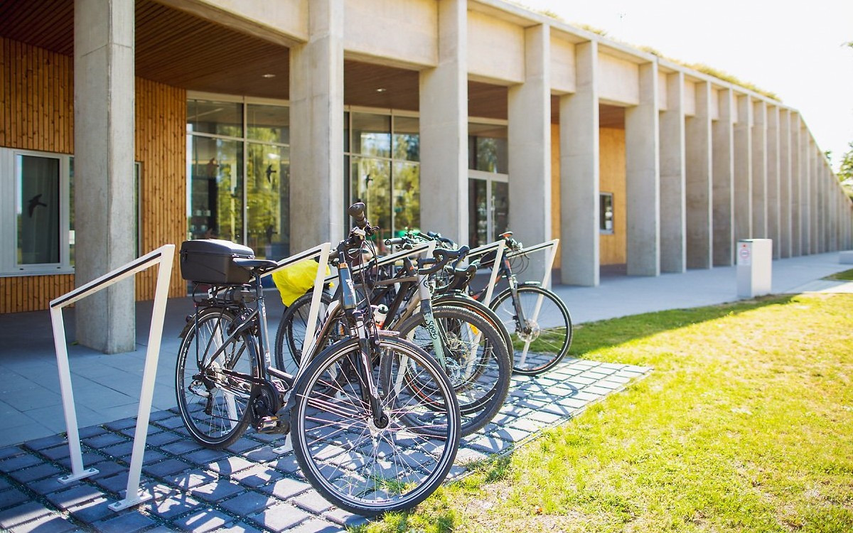 Fahrradständer vor dem Gebäude