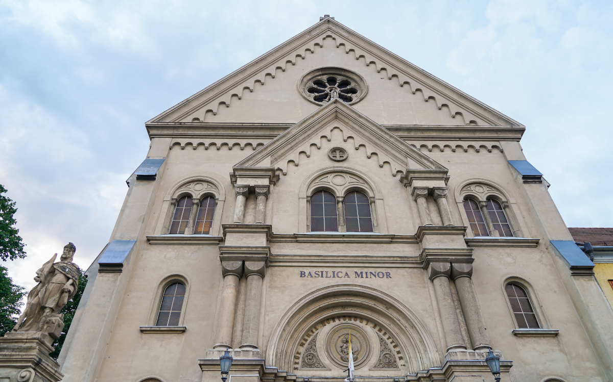 Fassade der kleinen Basilika des heiligen Theresia vom Karmelitenorden