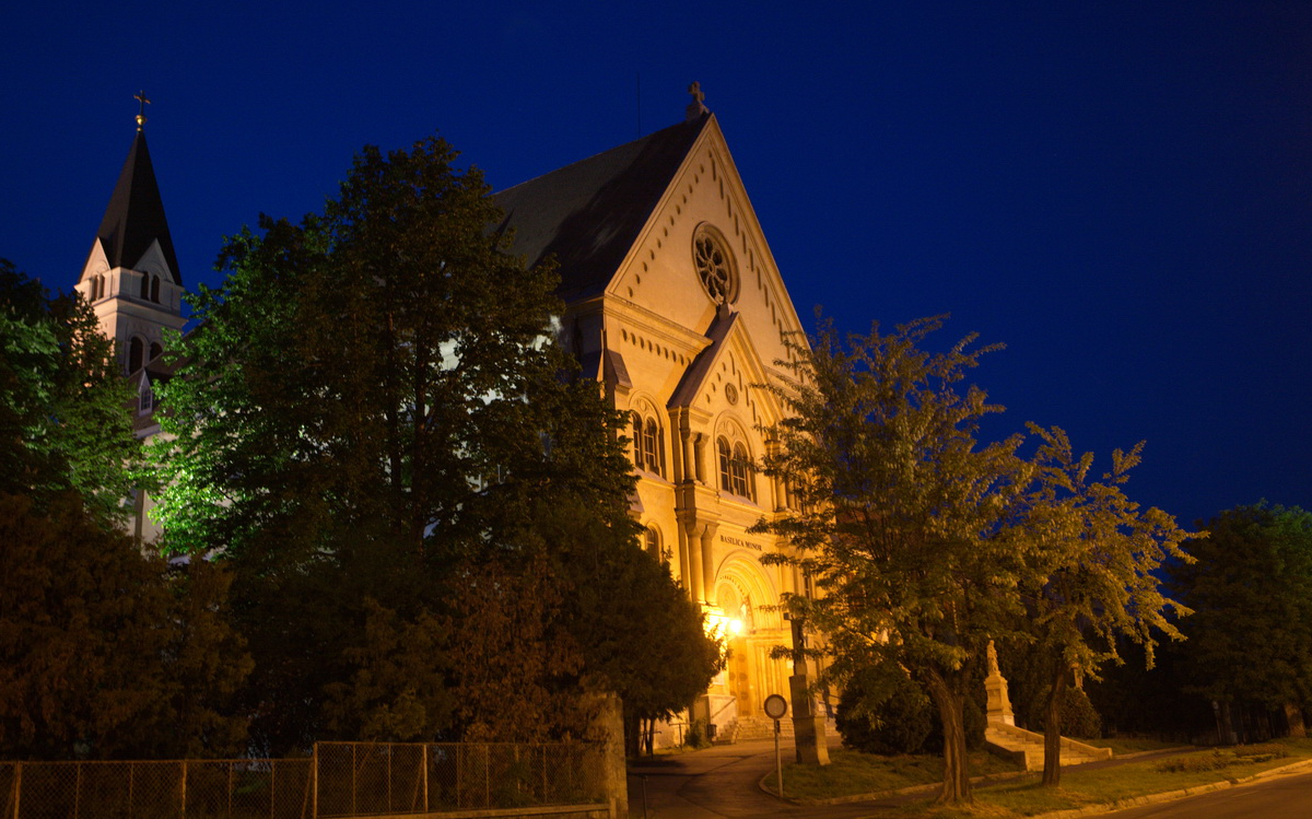 Kleine Heilige Theresa Karmelitenbasilika beleuchtet abends