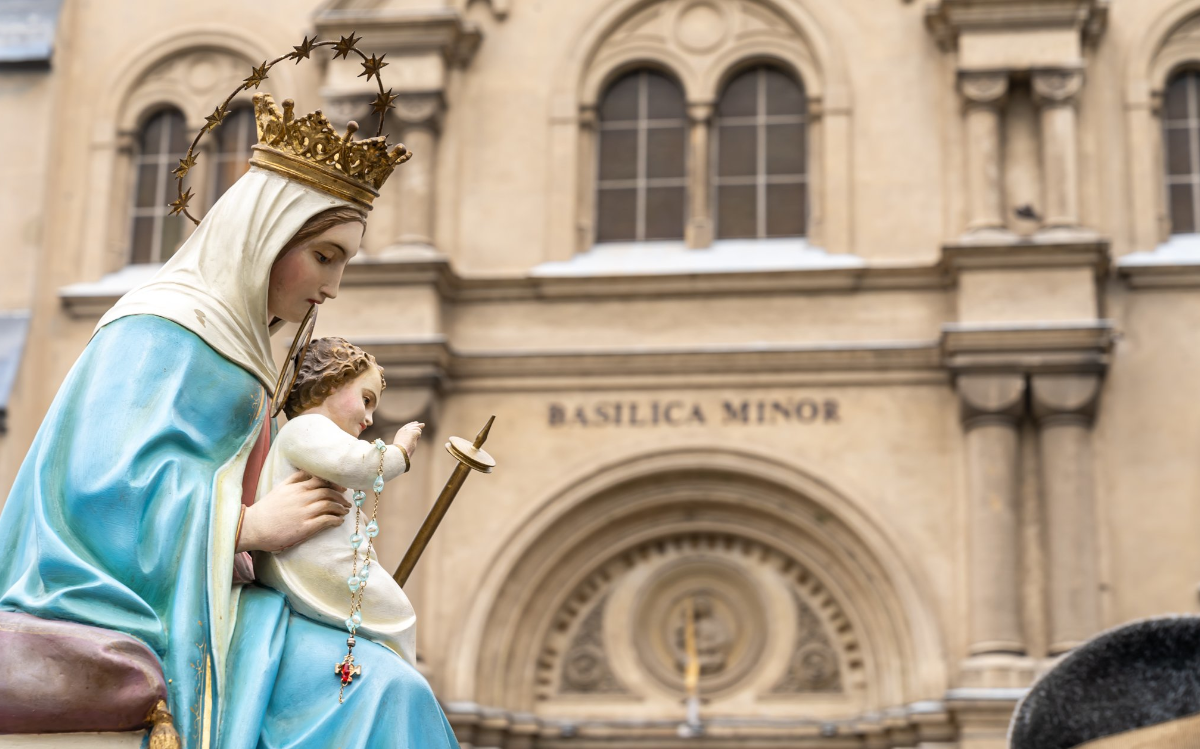 Mária szobra a bazilika búcsúján