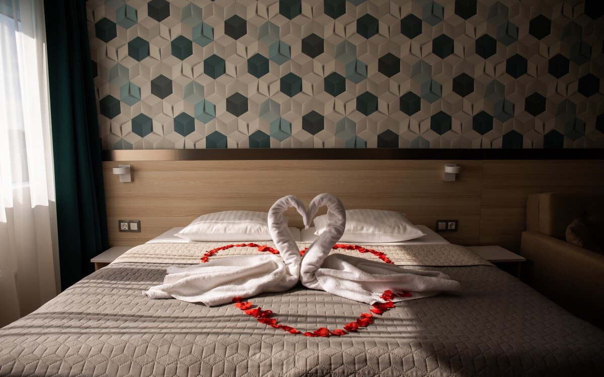 Kristály Hotel Keszthely - szoba romantikus bekészítéssel