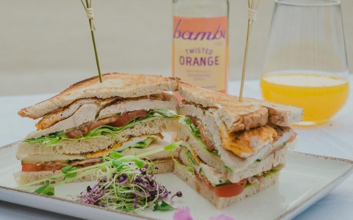 Das Lady Hamilton Café bietet seinen Gästen reichlich gefüllte, leckere Sandwiches.
