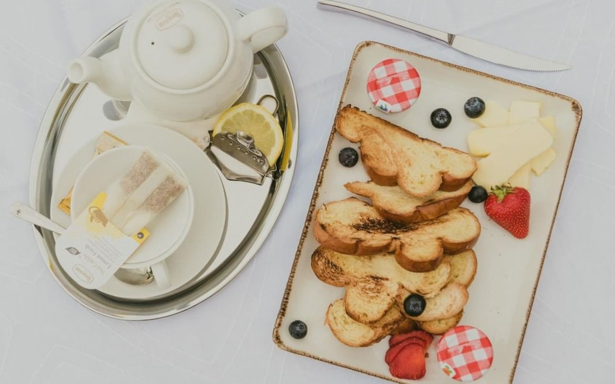 We can enjoy Lady Hamilton Coffee House's afternoon tea with a slice of cake and jam.