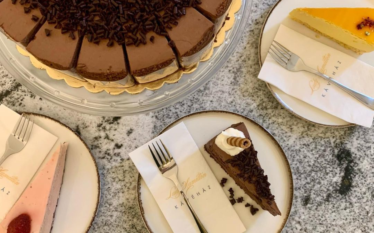 Das Lady Hamilton Café erwartet seine Gäste mit Kuchenvariationen'.
