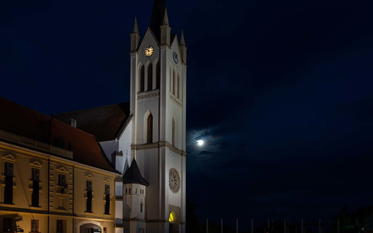 Die Pfarrkirche am Abend, im Mondlichtn
