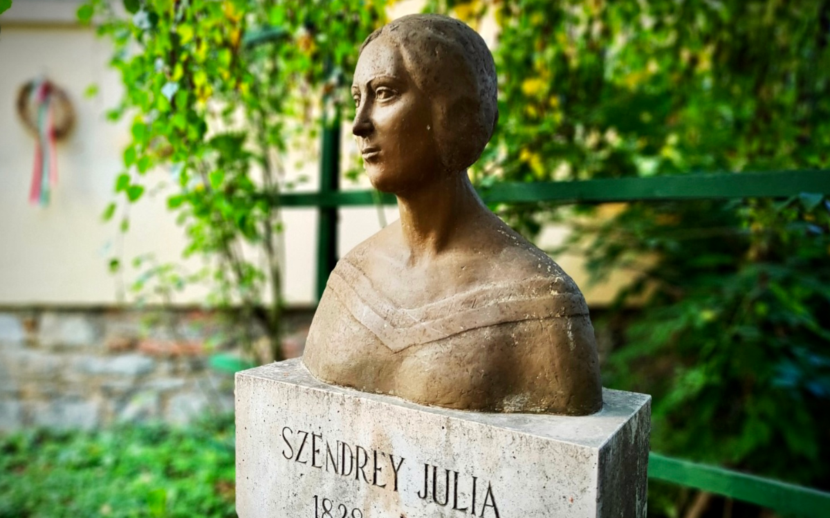 Szendrey Júlia szobra, egykori otthona előkertjében