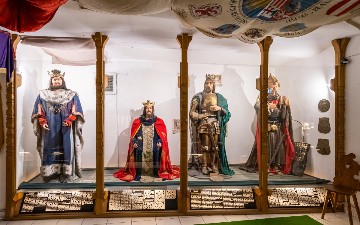 A Történelmi Panoptikum kiállításának részei Magyarország jelentős királyai
