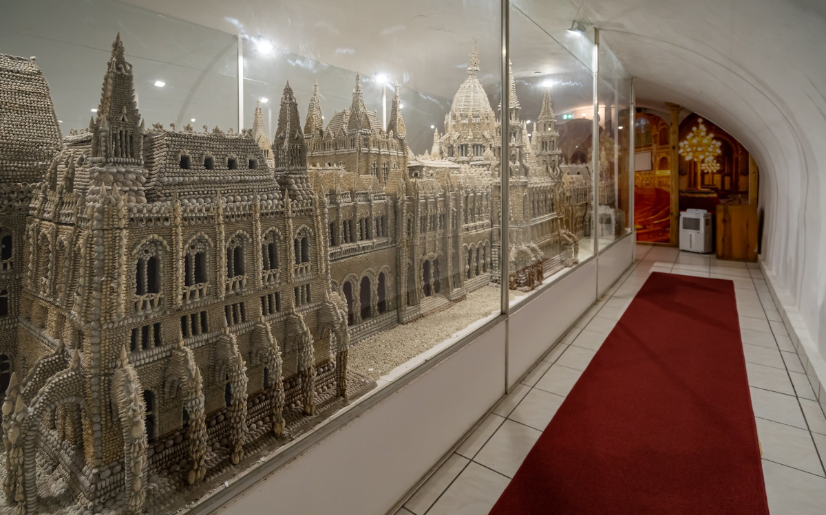 Giant Parliament, a unique 7.5 meter long giant model in the world