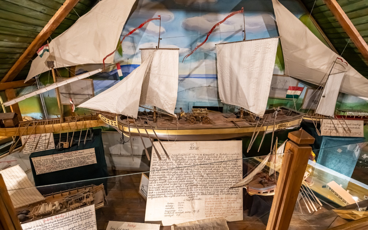 Főnix hajó makettje a Babamúzeumban