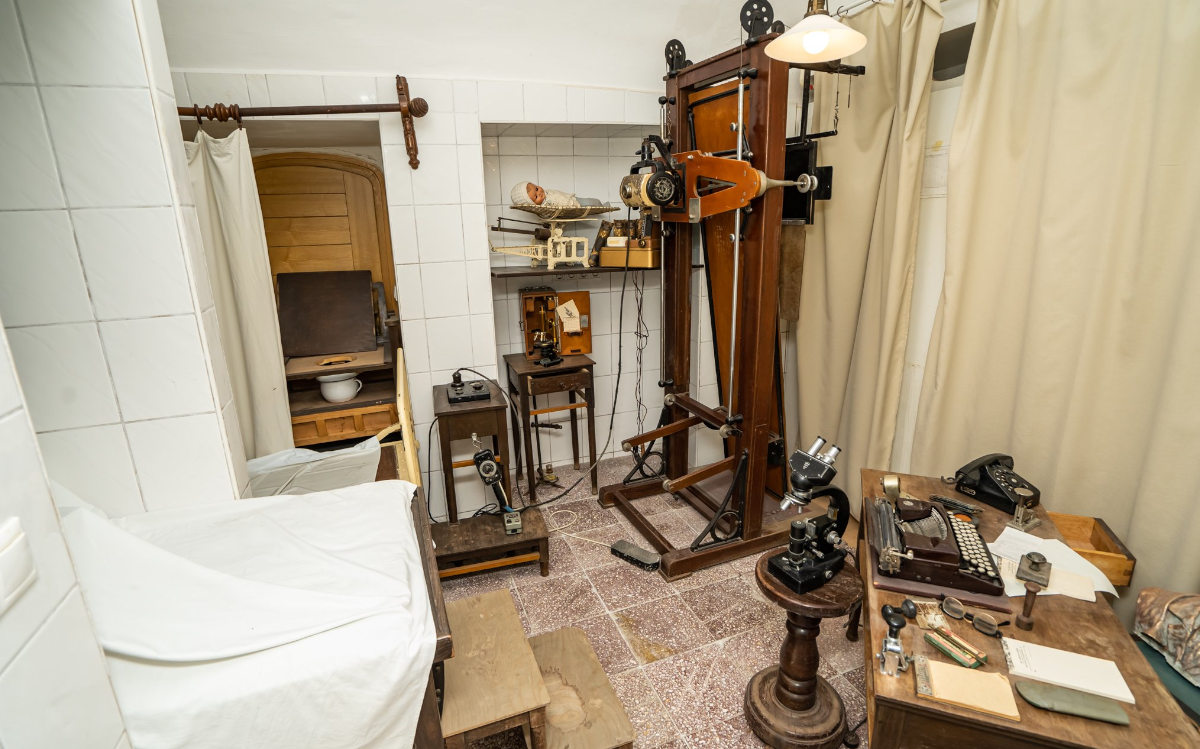 In einem Museum ist ein altes medizinisches Zimmer im Stil eingerichtet.